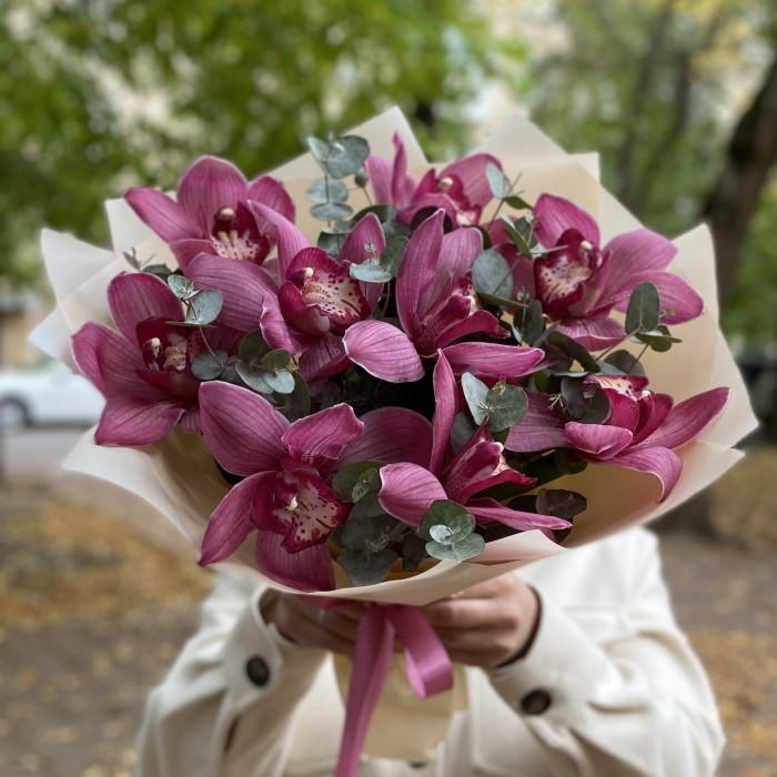 Букет из темно-розовой орхидеи с эвкалиптом